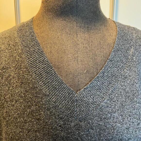 Lucky Brand Stylish Star Embellished Sweater - V-Neck, Gray - Picture 4 of 9